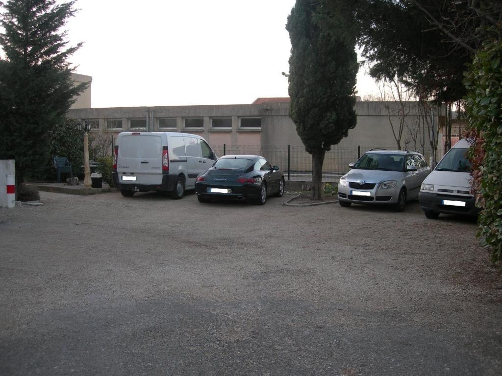 Hotel Les Acanthes Remoulins Exterior photo