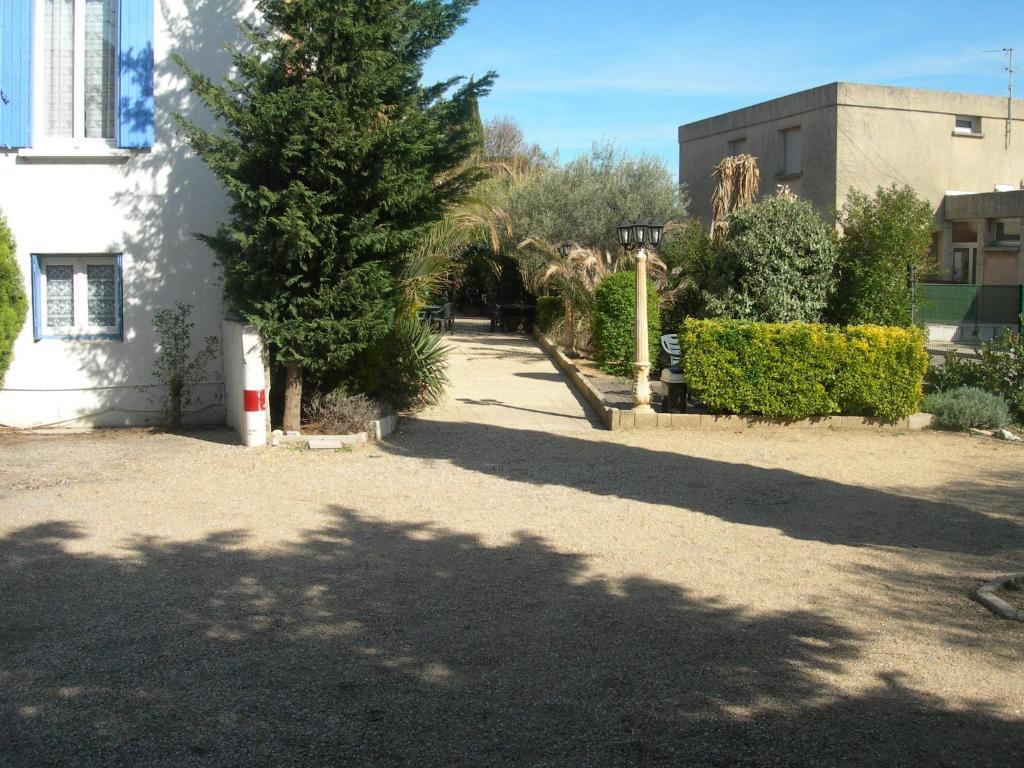 Hotel Les Acanthes Remoulins Exterior photo